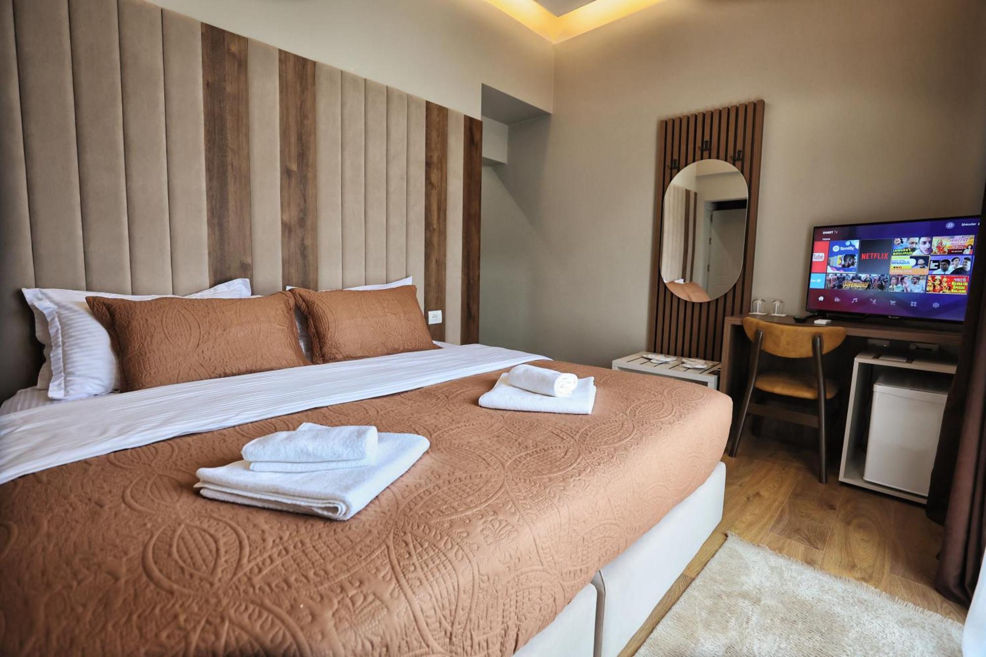 Vila Casablanca - Boutique Hotel & Restaurant Shkoder Exterior photo